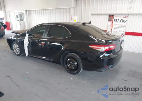 2020 Toyota Camry Le z USA, uszkodzony, nr VIN 4T1C11AK6LU876645